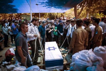 Funeral por el soldado israelí Tsafrir Bar-Or en Holon, Israel.