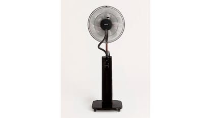 Ventilador con nebulizador sobre fondo blanco