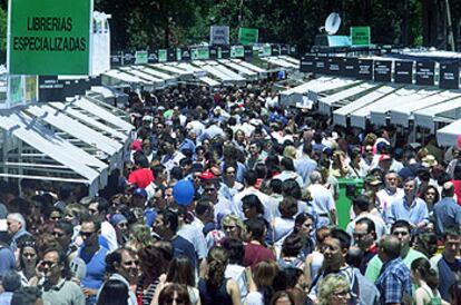 Visitantes de la Feria del Libro de Madrid, el fin de semana en el Retiro.