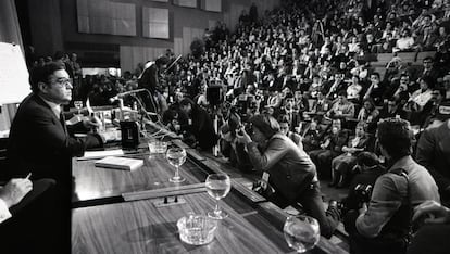 Los periodistas siguen las explicaciones del ministro del Interior, Rodolfo Martín Villa, en el Palacio de Congresos de Madrid. Medios de comunicación internacionales mandaron a sus enviados especiales para seguir el histórico referéndum español que provocó gran expectación.
