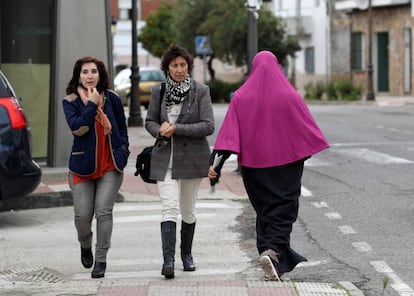 Una inmigrante marroquí pasea por Talayuela (Cáceres), el pasado viernes.