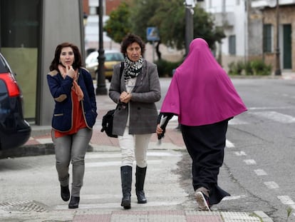Una inmigrante marroquí pasea por Talayuela (Cáceres), el pasado viernes.