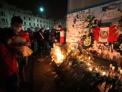 Ciudadanos rinden homenaje en Lima, Perú, a los estudiantes universitarios fallecidos durante las protestas el pasado 14 de noviembre por disparos de la policía.