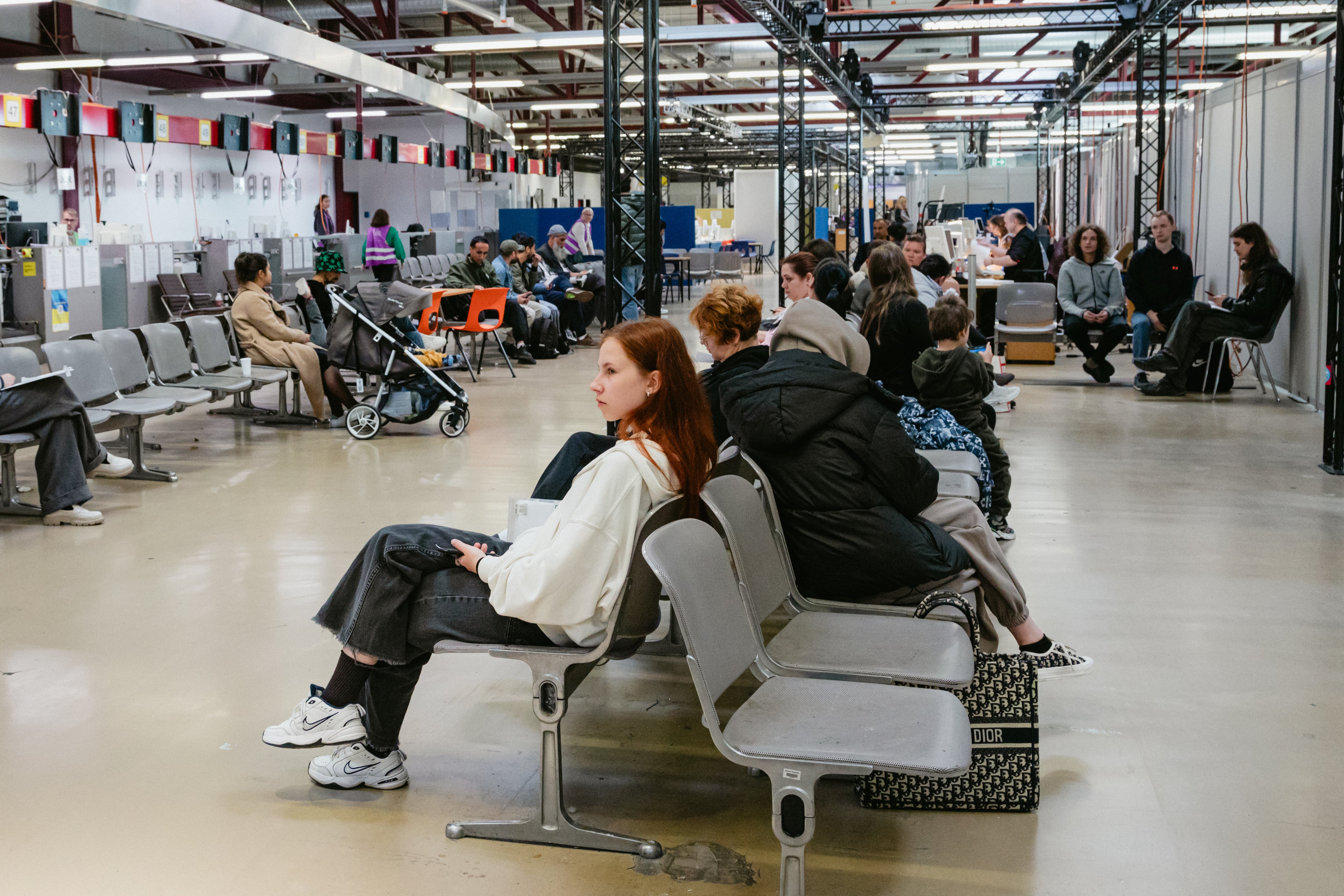 Eterna espera en el centro de refugiados del antiguo aeropuerto de Berlín, el mayor de la UE