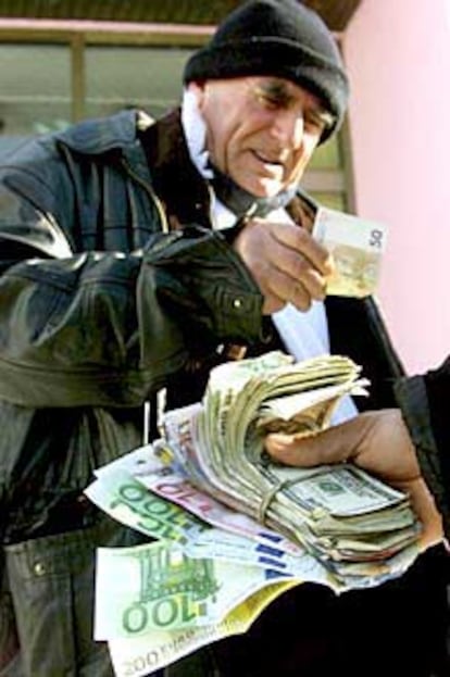 Un ciudadano de Pristina compra euros en el <i>mercado negro</i>, en el que también se venden dólares estadounidenses.