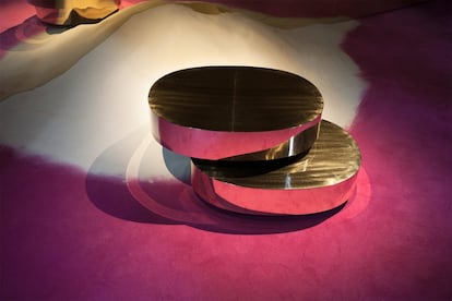 <p>Uno de los nombres más recurrentes durante la última edición de Milano Design Week ha sido el de Gabriella Crespi, una diseñadora y arquitecta que reinó en los años setenta gracias a futuristas muebles de autor fabricados de manera artesanal. Crespi falleció en 2017, y este año los homenajes han llegado en forma de exposiciones como la que albergó <a href="http://www.dimoregallery.com/" rel="nofollow" target="">Dimore Gallery</a>, con piezas tan rotundas como sus célebres mesas de centro.</p>