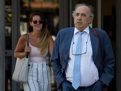 El catedrático Enrique Álvarez Conde, sale de los Juzgados de Plaza de Castilla.