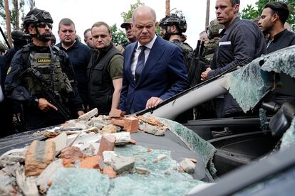 La visita de los tres líderes europeos a Kiev servirá para que Macron, Scholz y Draghi expresen su apoyo inequívoco a Ucrania ante la agresión rusa. Pero en el equipo de Zelenski temen que junto con la zanahoria de ofrecer un horizonte europeo llegue el palo de recordar a Ucrania que, por mucho que se niegue a dialogar con la Rusia de Vladímir Putin, al final tendrá que hacerlo. En la imagen, el canciller alemán, Olaf Scholz, contempla los daños causados a un vehículo durante su visita a la ciudad ucrania de Irpin.
