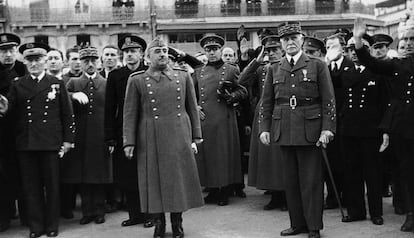 En primer plano, Francisco Franco y, a su izquierda, el general Philippe Pétain en Montpellier en febrero de 1941.