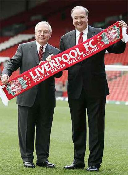 George Gillet, a la izquierda, y Tom Hicks, durante su presentación como nuevos dueños del Liverpool.