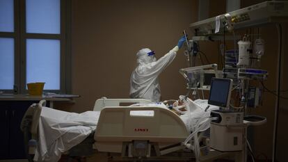 Un paciente de covid, en la UCI, el pasado noviembre en un hospital de Palermo.