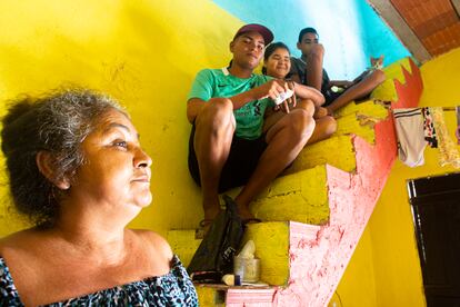 Solange Maria Olímpio e os três filhos, Francisco Lairton, Soraya e Richarlisson.