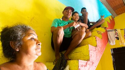 Solange Maria Olímpio e os três filhos, Francisco Lairton, Soraya e Richarlisson.