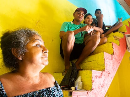 Solange Maria Olímpio e os três filhos, Francisco Lairton, Soraya e Richarlisson.