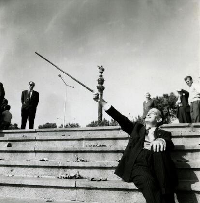 A finales de los sesenta, emulando la estatua de Colom al puerto.