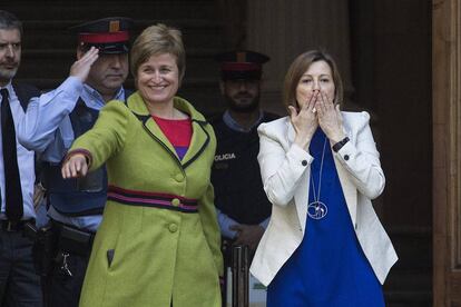 La presidenta del Parlament, Carme Forcadell (derecha), y la secretaria de la Mesa, Anna Simó, han comparecido este lunes ante el TSJC.