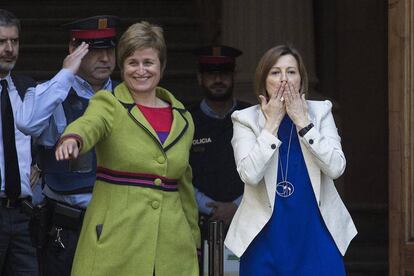 La presidenta del Parlament, Carme Forcadell (derecha), y la secretaria de la Mesa, Anna Sim&oacute;, han comparecido este lunes ante el TSJC.