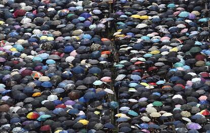 Manifestantes en la marcha de protesta en Hong Kong este domingo.