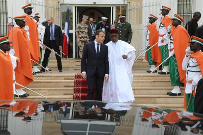 El presidente de Níger, Mahamadou Issoufou, con Emmanuel Macron, en un encuentro reciente en Niamey.