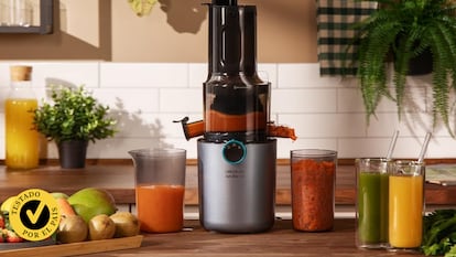Una licuadora en una cocina con varios batidos.