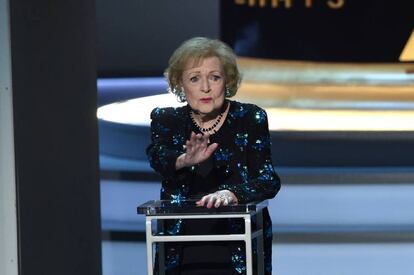 La actriz Betty White en el escenario de los premios Emmy de 2017.