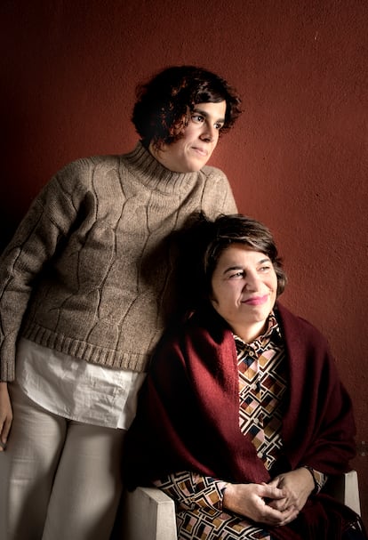 Nahia Alkorta y Francisca Fernández, en el despacho de la abogada en San Lorenzo de El Escorial (Madrid).