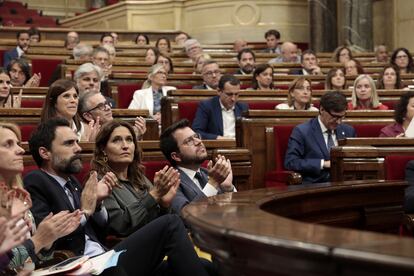 El presidente de la Generalitat, Pere Aragonès, junto a los diputados de los partidos independentistas aplauden el resultado de la votación durante el pleno del Parlament.