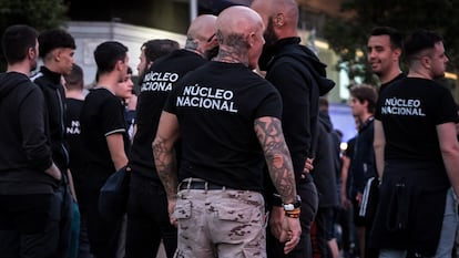 Varias personas con camisetas de Núcleo Nacional durante una manifestación con el lema “Remigración. Por unos barrios seguros”, el 23 de mayo en Madrid.