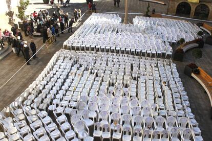 Sillas vacías en homenaje a las mujeres asesinadas por violencia machista en Tárrega (LLeida)