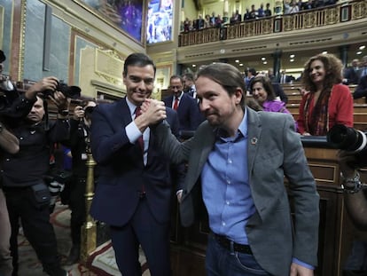 Pablo Iglesias felicita a Sánchez tras la votación.