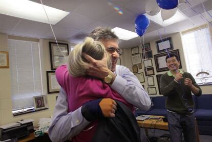 Robert Lekowitz abraza a su ayudante desde hace 35 años, Donna Addison.