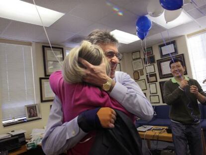 Robert Lekowitz abraza a su ayudante desde hace 35 años, Donna Addison.