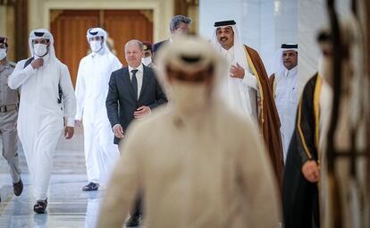 El canciller alemán, Olaf Scholz, junto al emir de Qatar, Tamim bin Hamad Al Thani, el 25 de septiembre en Doha.