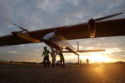 El Solar Impulse, el primer avión propulsado exclusivamente por energía solar gracias a 12.000 células fotovoltaicas que se esconden en sus grandes alas.