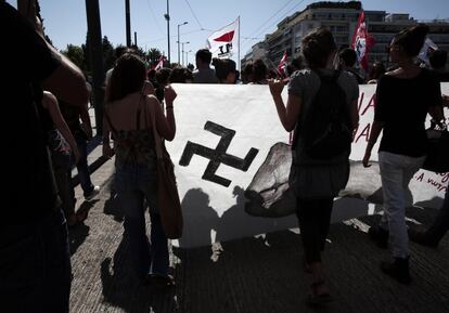 Marcha de estudiantes universitarios, simpatizantes del Partido Comunista griego, durante la manifestación antifascista en Atenas contra el partido Amanecer Dorado.