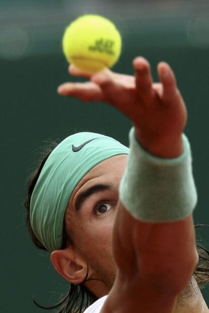 Nadal sirve durante la final de Montecarlo 2009 ante Djokovic.