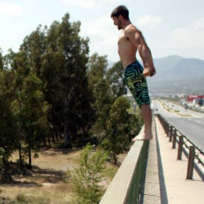 Unos jóvenes se tiran al canal del Ebro desde el puente de la N-340 a la altura de Amposta