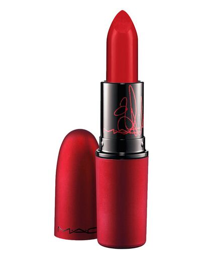 Duradera, hidratante y sin mucho brillo. Así es la barra de labios 'Viva Glam' de Rihanna para Mac. Cuesta aproximádamente 13 euros y todos los beneficios están destinados a la lucha contra el Sida.