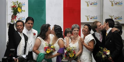 Imagen de los primeros matrimonios homosexuales en D.F., en marzo de 2010.