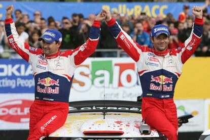 Sébastien Loeb (derecha, y su copiloto Daniel Elena celebran la victoria en el podio de la 47 edición del Rally de Cataluña.