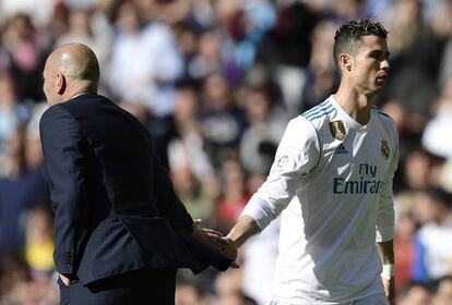 Zidane saludo a Ronaldo tras ser cambiado por Benzema.