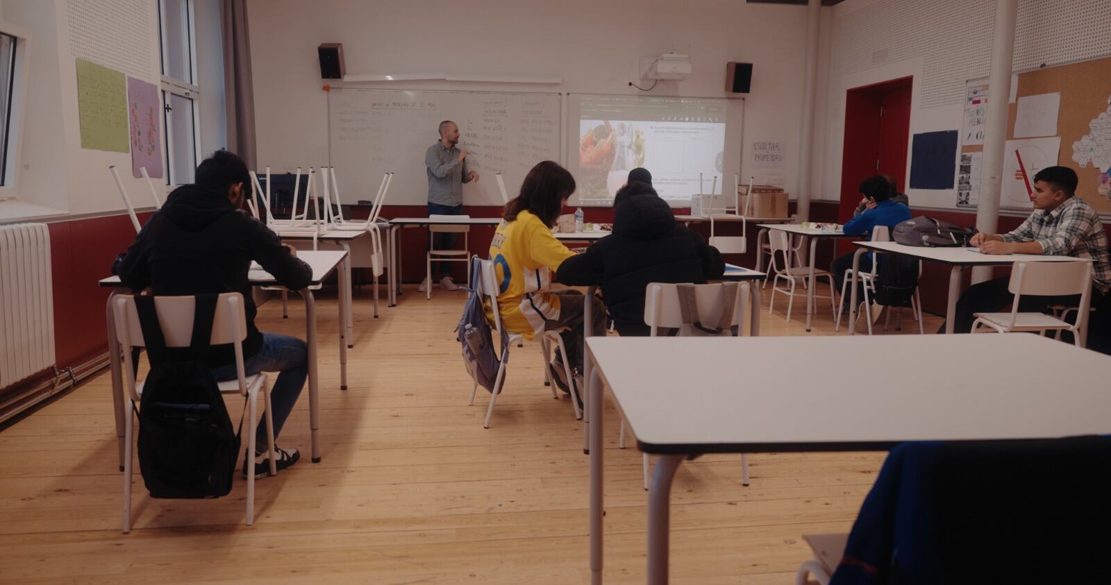 Alumnos del aula de acogida acelerada del instituto Martí Pous de Barcelona.