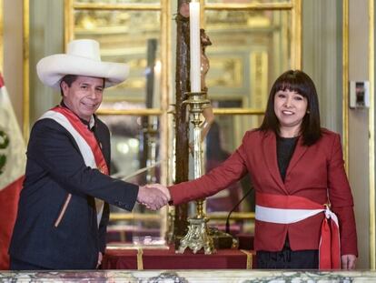 El presidente de Perú, Pedro Castillo, saluda a Myrtha Vásquez, nueva presidenta del Consejo de Ministros