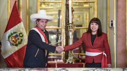 El presidente de Perú, Pedro Castillo, saluda a Myrtha Vásquez, nueva presidenta del Consejo de Ministros