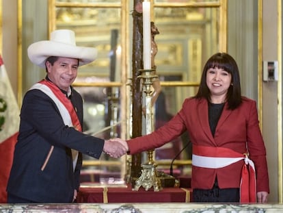 El presidente de Perú, Pedro Castillo, saluda a Myrtha Vásquez, nueva presidenta del Consejo de Ministros.