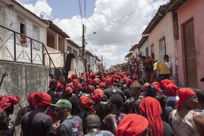 Un cortejo de 'Lambe Sujos' por las calles de Laranjeiras.