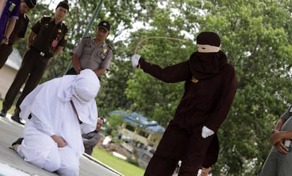 Una mujer, azotada por mantener relaciones fuera del matrimonio, en Indonesia.
