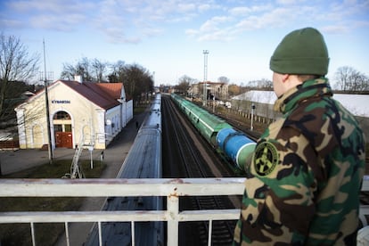 Un soldado lituano vigila desde un puente los registros de los cinco trenes que llegan al día a la frontera entre Lituania con Kaliningrado. Por esta vía, hoy en día solo pasan mercancías y personas. Pero anteriormente era un punto de paso de armamento y toda clase de artillería militar.