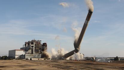 Derribo de la chimenea de la central térmica de Andorra, a 16 de febrero de 2023, en Andorra, Teruel, Aragón (España).