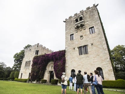 Un grupo de turistas realiza una de las visitas guiadas al Pazo de Meirás, en Sada (Coruña).